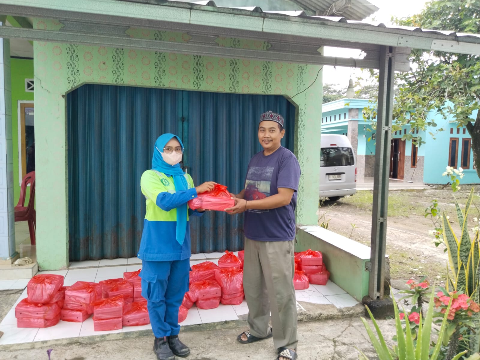 TML - Pembagian nasi box dan takjil untuk  Kelurahan Cijaya & warga Rt 05
